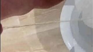 Долго мочиться для онлайн-друга - порно видео