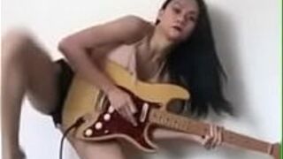 Индийская игра на гитаре дези - порно видео