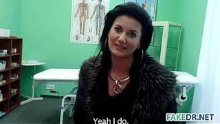 Фейковый доктор трахается лучше садовника - порно видео