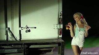 Эльза Джин трахается с незнакомцем в маске - порно видео