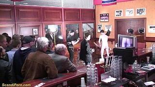 ее первый анал на публике - порно видео