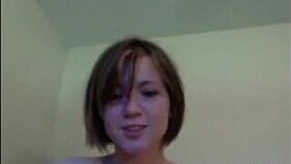 Молодой дрочит киску и получает оргазм на веб-камеру - порно видео
