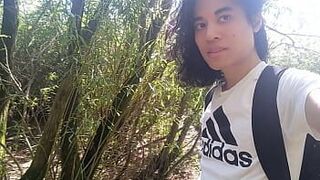 Джон Артин показывает свой член, мочится на улице и измазает белые кроссовки в грязь - порно видео