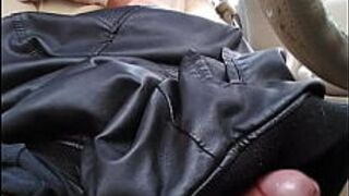 Трансвистит кончает играя в машине - порно видео