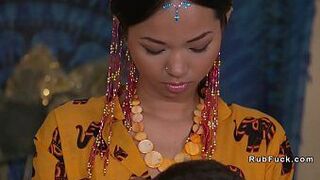 Азиатскую учительницу йоги вылизали и трахнули - порно видео