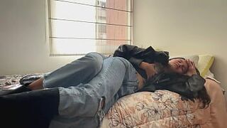 Две развратные лесбиянки трахаются в кожанках и сапогах. - порно видео