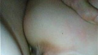 МЖМ худенькую жену в домашнем видео поделили и пометили вместе в любительском видео - порно видео