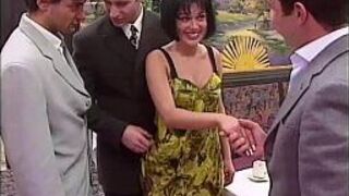 Рита Кардинале, гэнгбэнг и буккаке в ресторане - порно видео