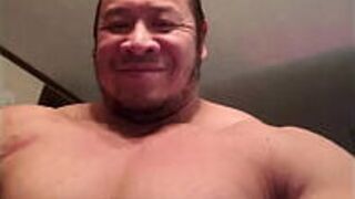 Папа с массивными мышцами [теги: мускулы, бодибилдер, папа, гей, сгибание грудных мышц, подпрыгивание грудных мышц, мускулистый, массивный, толстый, грудь, бицепс, красавчик, мускулистый, сложен, голый, обнаженный, позирует, сгибается] - порно видео