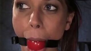 Связанная, с кляпом во рту и истекающая слюнями пизда Рэйчел Старр жестоко отшлепана и вертится вокруг - порно видео