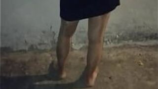 Зрелая женщина чистит колготки ночью - порно видео