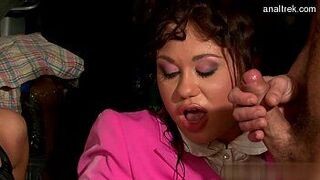 Обнаженная бритая киска сосет - порно видео