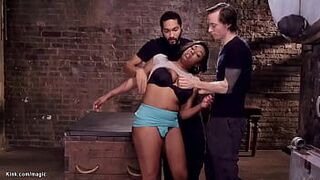 Чернокожую с огромными сиськами связали и трахнули в гэнгбэнге - порно видео