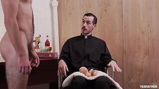 Отец шлепает и без презерватива - порно видео