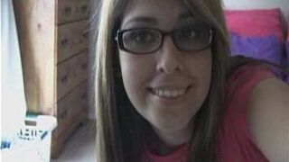 Сексуальная голая крошка в очках - порно видео