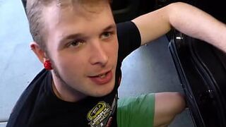 Трах с красной шеей на грузовике - пейджинг свиньи - порно видео