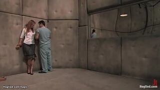 Доктор трахает связанную крошку с машиной - порно видео