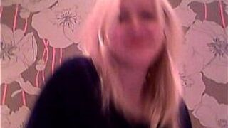 моя девушка трахает ее киску и ее задницу - порно видео