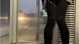 Мастурбация на автобусной остановке - порно видео