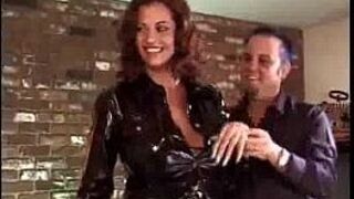 - Вот сладострастная брюнетка, которая просто - порно видео