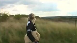 Возбужденный старый чувак лижет и трахает горячую безволосую киску подростка - порно видео