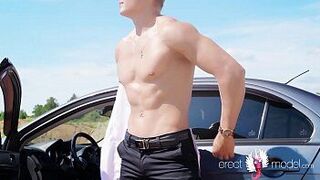 Гей порно блондинки с обнаженным мускулистым мужчиной, играющим главную роль - порно видео