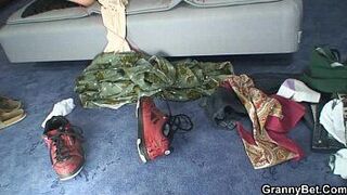 Одинокая бабушка ублажает совершенно незнакомого человека - порно видео