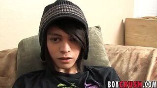 Великолепный твинк дергает и кончает на секс-интервью - порно видео