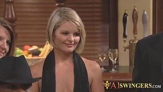 Свингеры в доме готовы повеселиться - порно видео