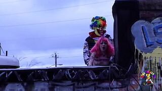 Трахаю эту готическую цыпочку на крыше - порно видео