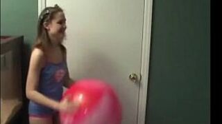 Я выгляжу довольно мило в своем крошечном топике - порно видео