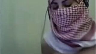 Палестинская арабская девушка в хиджабе показывает свои большие сиськи перед вебкамерой - порно видео