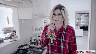 Лижу пизду моей зрелой мачехи под омелой - порно видео