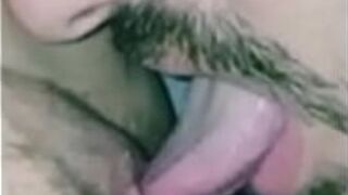 Психо-эмо-тинка позволяет счастливому случайному фанату лизать ее киску - порно видео