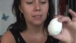 глотание яиц - порно видео
