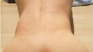 Черный дилдо трахает дырку с помощью секс-машины - порно видео